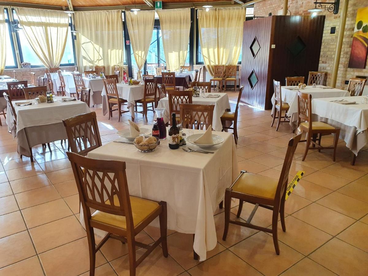 Hotel Holiday Foggia Exteriör bild