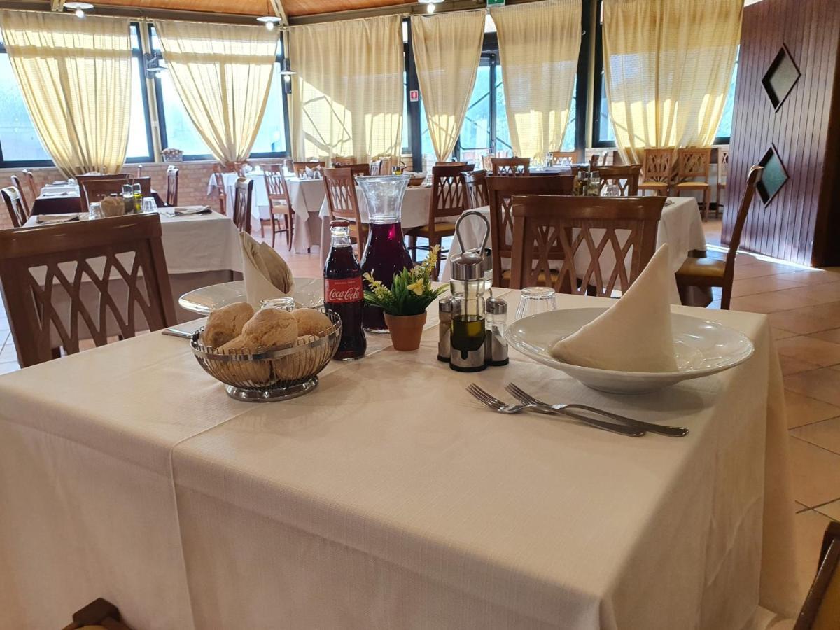 Hotel Holiday Foggia Exteriör bild