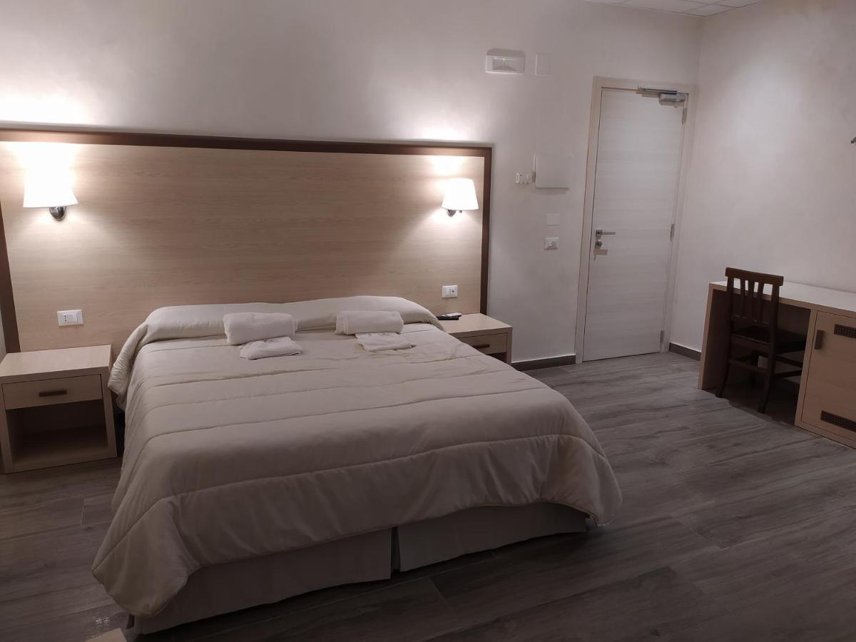 Hotel Holiday Foggia Exteriör bild
