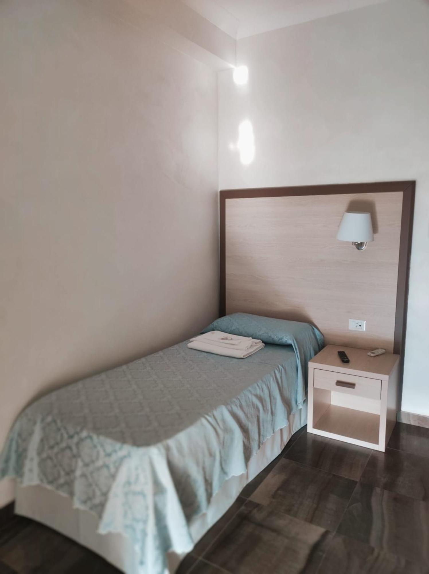 Hotel Holiday Foggia Exteriör bild