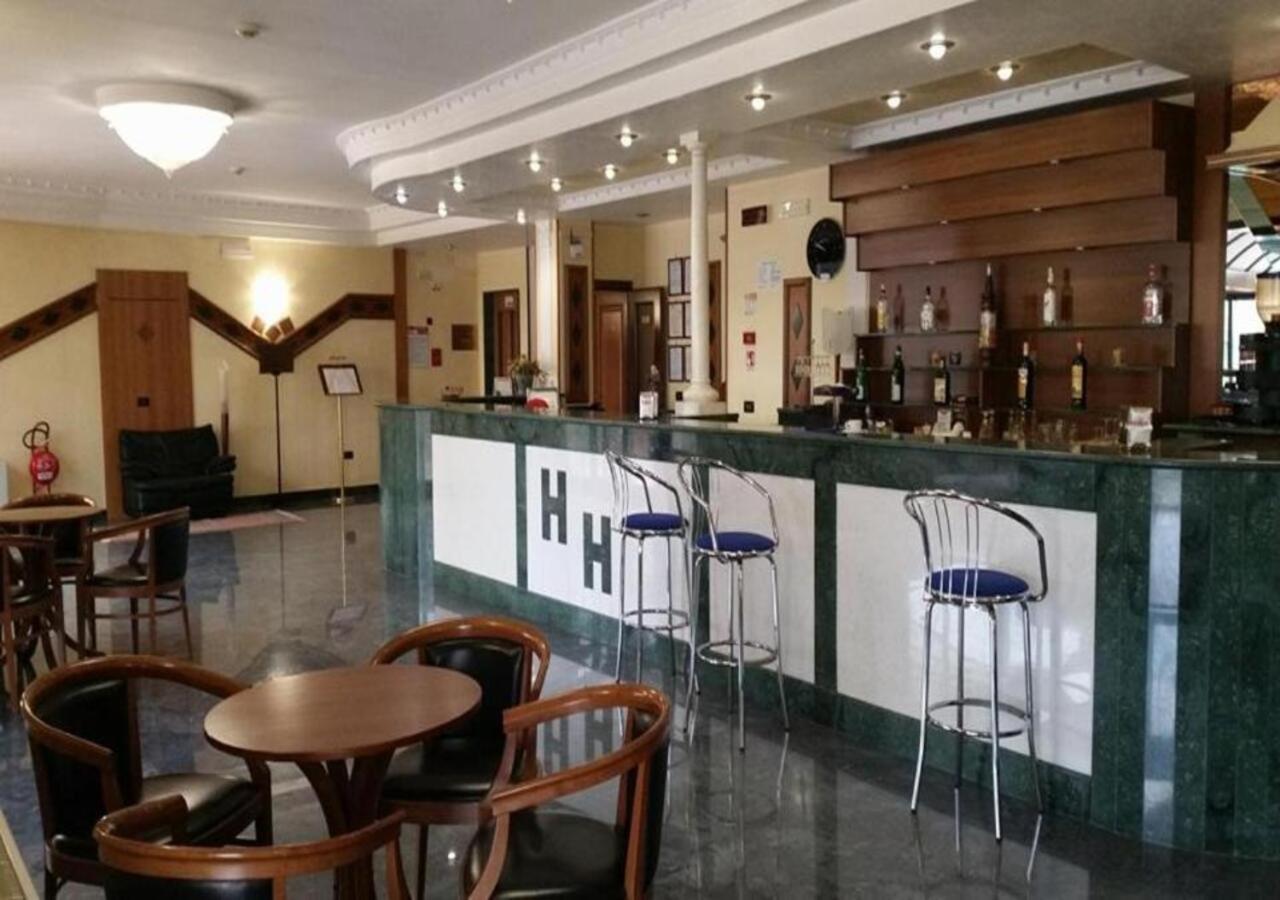 Hotel Holiday Foggia Exteriör bild