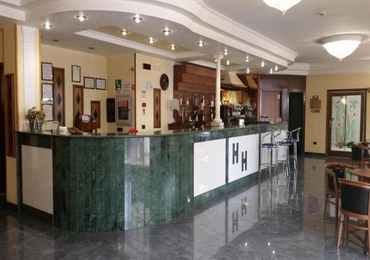 Hotel Holiday Foggia Exteriör bild