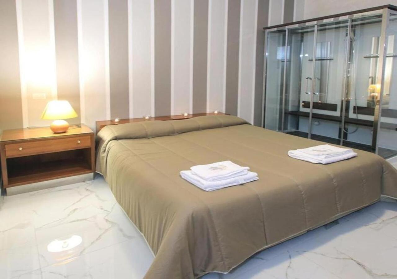 Hotel Holiday Foggia Exteriör bild