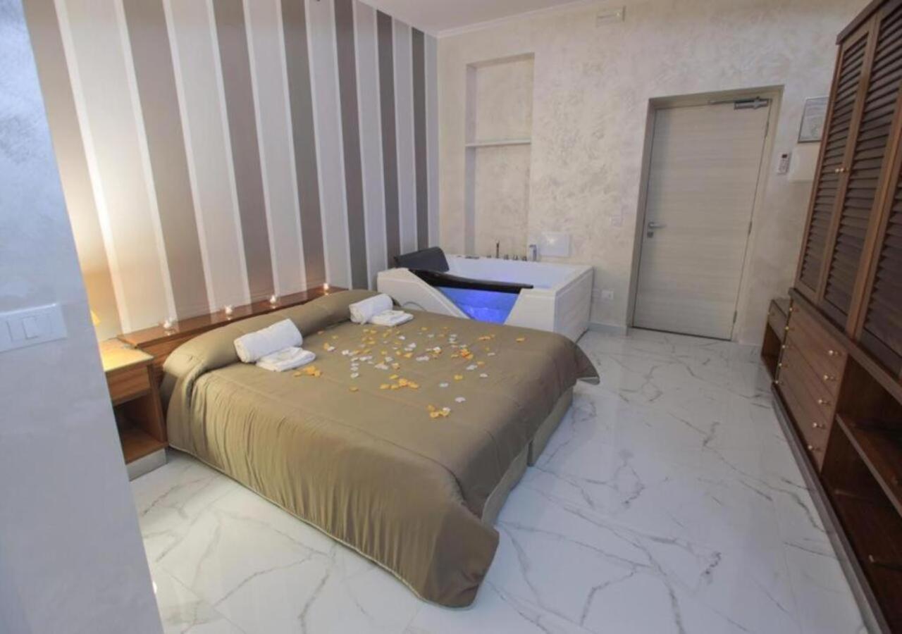 Hotel Holiday Foggia Exteriör bild